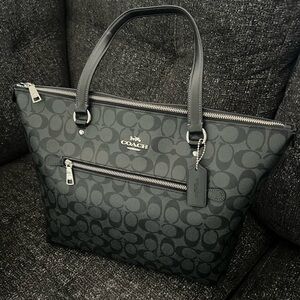 Coach Gallery Tote Bag In Signature Canvas *like new*